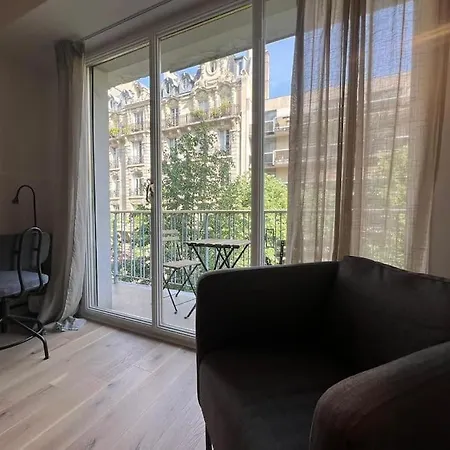 Parisian Charm Close Trocadero Parigi