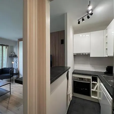 Parisian Charm Close Trocadero * Parijs