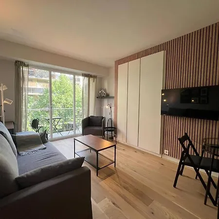 Parisian Charm Close Trocadero * Parijs