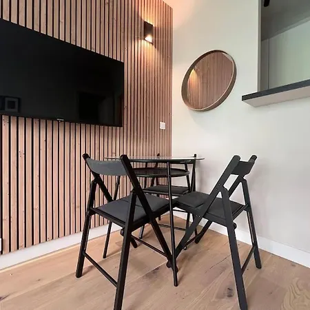 Parisian Charm Close Trocadero * Parijs