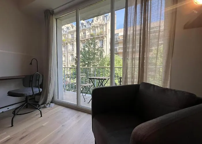 Parisian Charm Close Trocadero 파리