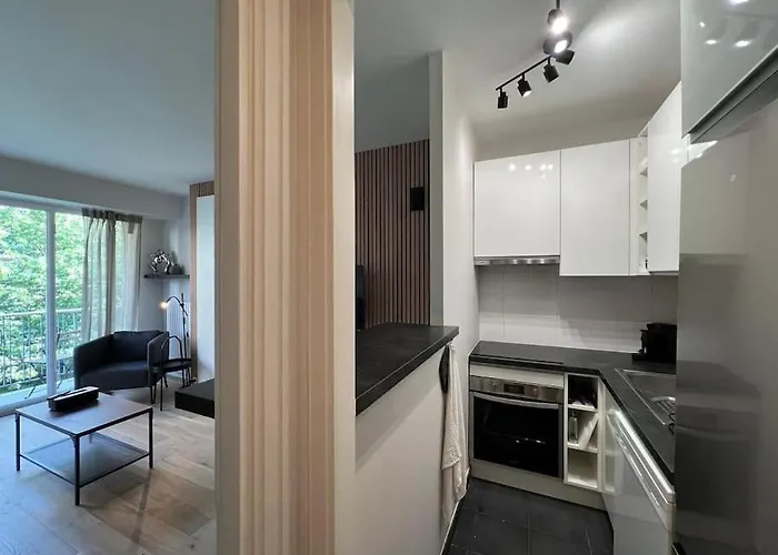 Parisian Charm Close Trocadero * 파리