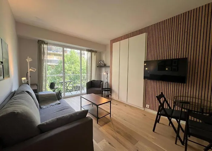 Parisian Charm Close Trocadero * 파리