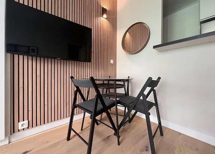 Parisian Charm Close Trocadero * 파리